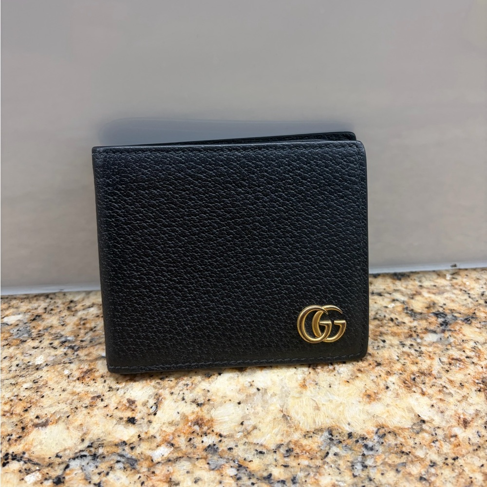 Men’s classic pebbled leather black bifold Gucci wallet authentic